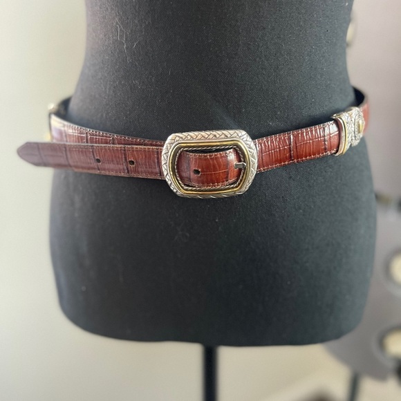 Brighton Alligator Leather Silver Gold
Casual Belt
Size: medium 32 Reversible - Picture 7 of 8
